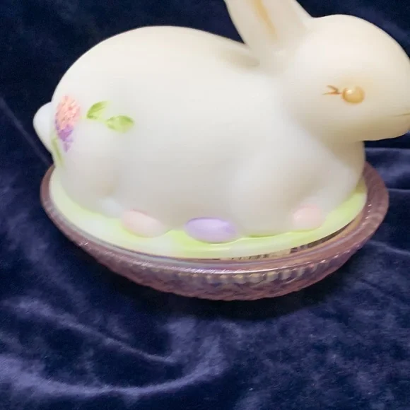 Fenton Art glass, white hand-painted bunny box with pink glass bottom - Picture 3 of 3
